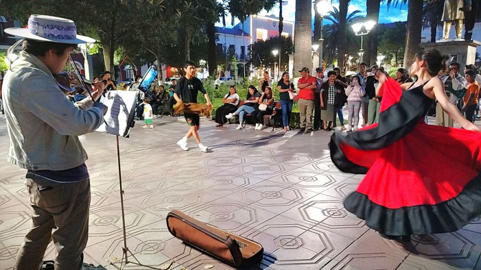 Jóvenes bailarines improvisan al trino del violín criollo