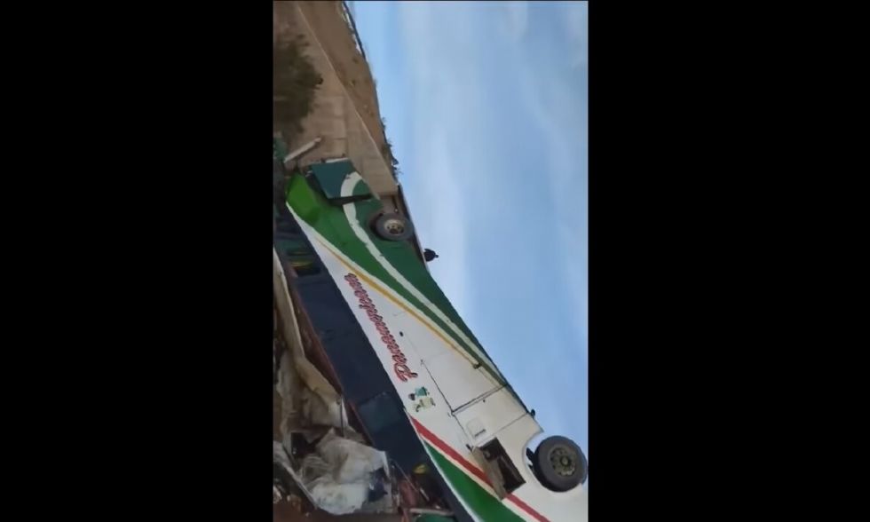 Flota que iba de La Paz a Villazón sufre un accidente (Video)