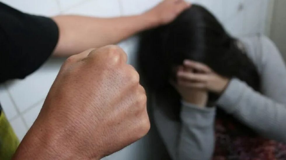 Sujeto golpea brutalmente a su pareja y la dejó con severas lesiones en el cuerpo y el rostro
