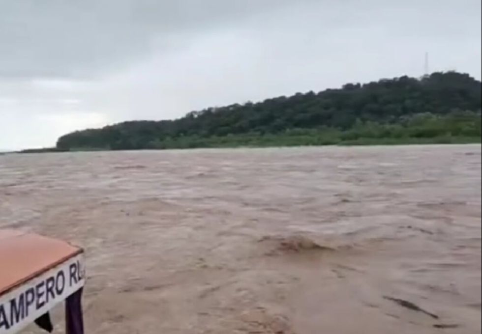 Crecida del río en Bermejo inhabilita paso fronterizo por las chalanas (Video)