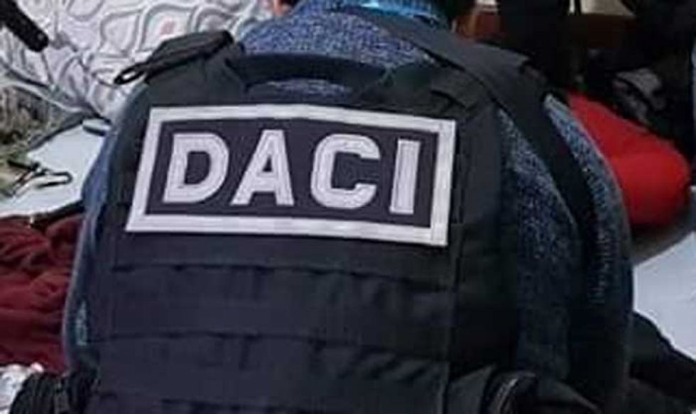 Procesan a policías denunciados por amedrentar y robar a cambista