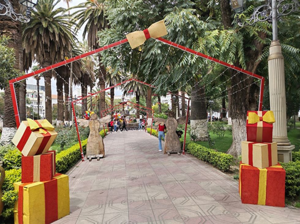 Arreglos navideños en la plaza Luis de Fuentes 