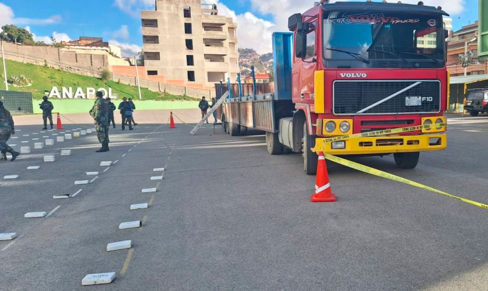 Incautan más de 400 kilos de droga camuflados en un camión que iba hacia Argentina