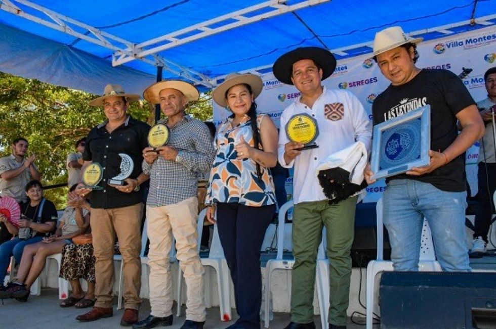 Reconocen a Cuéllar y Claros por su participación en el Cosquín 2025