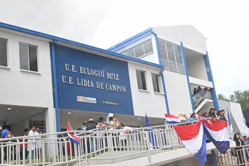 Padres de la unidad educativa "Eulogio Ruiz" exigen al municipio la dotación de mobiliario