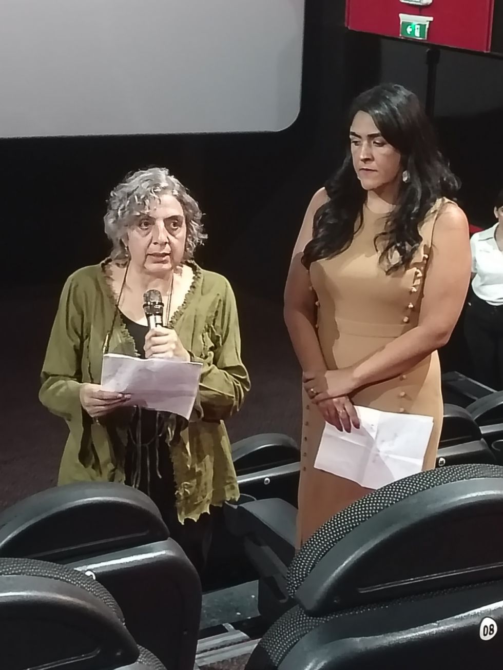 Carina Oroza Daroca le habla al público de Tarija