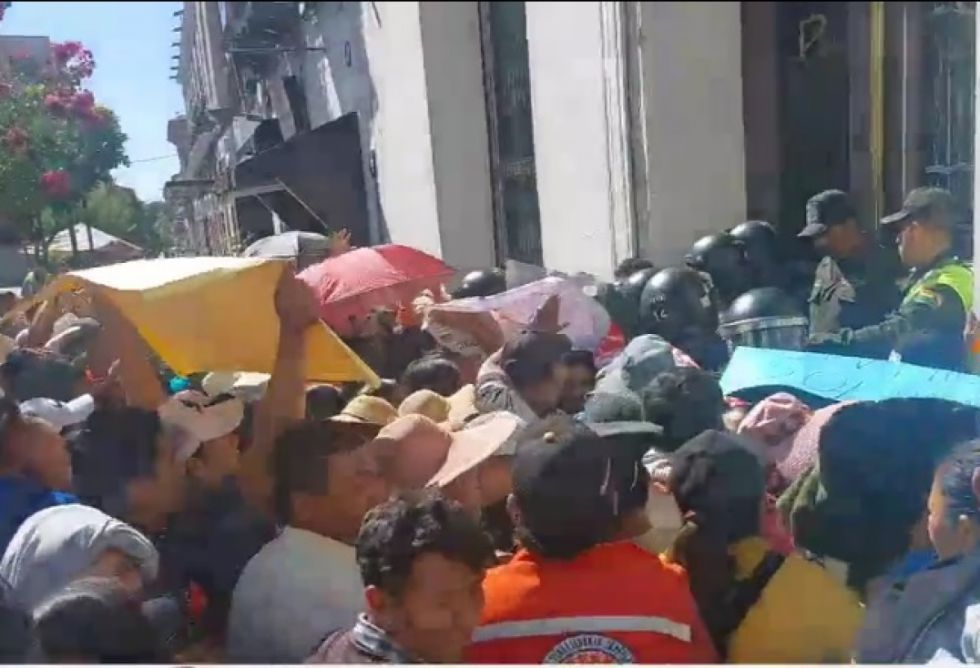 Tras ruidosa marcha, Alcalde acuerda equipar colegios