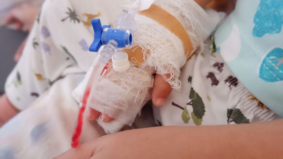 Bebé que sobrevivió a una explosión corre riesgo de perder una mano y un pie
