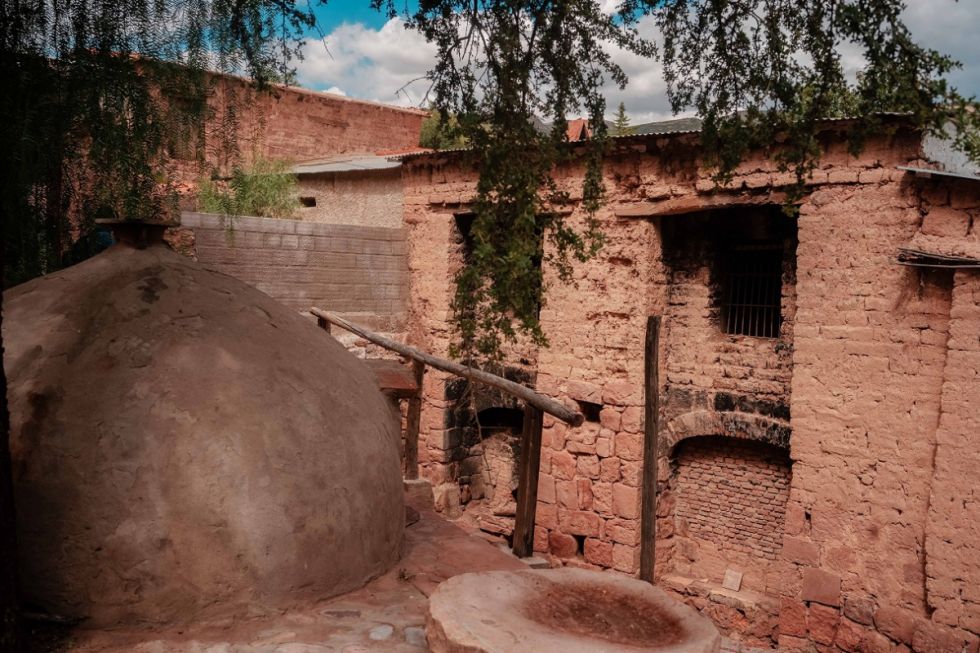 Reliquias del singani en Compañía Baja (Mauricio Durán)
