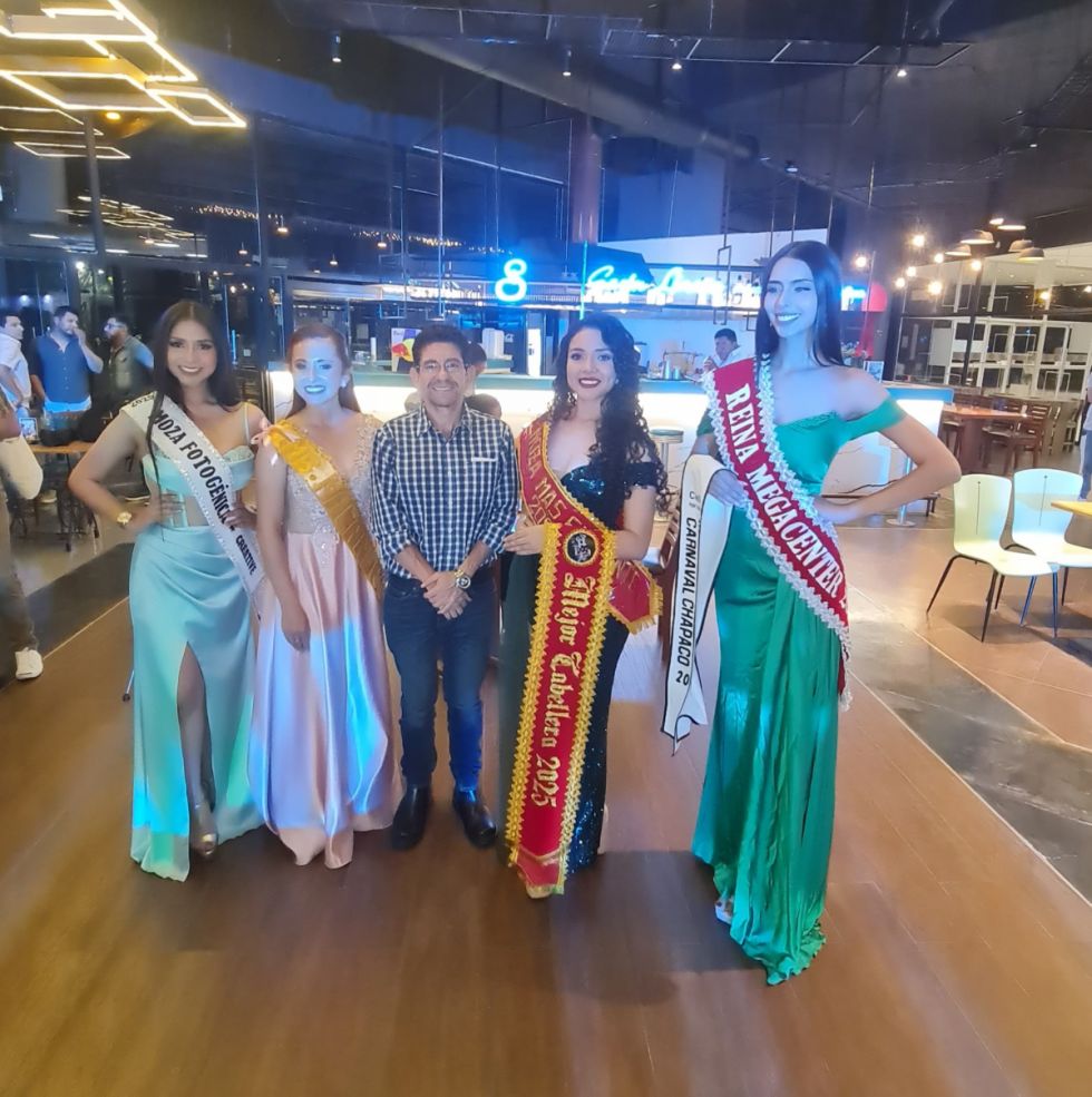 Moza fotogénica, Imagen Macarena, Mejor Cabellera y Reina Mega Center junto al señor Adrián Vaca