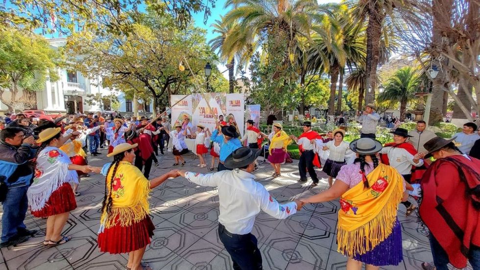 El folklore atrae a los visitantes