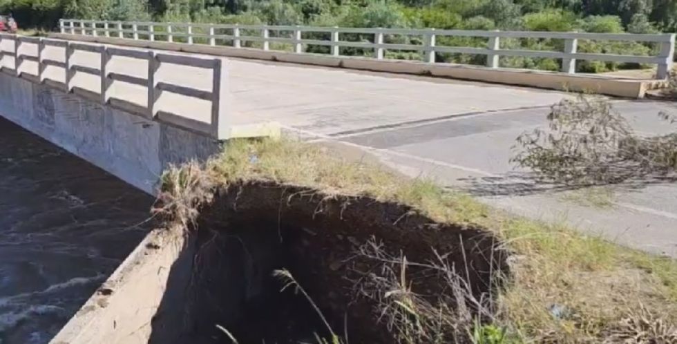 Reportan erosión en el puente de San Jacinto Norte, temen colapso