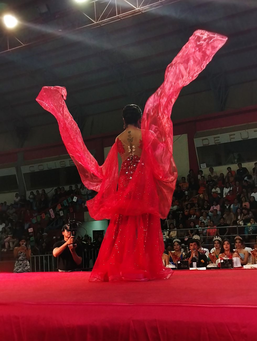 Jhessica Becerra domina su atuendo