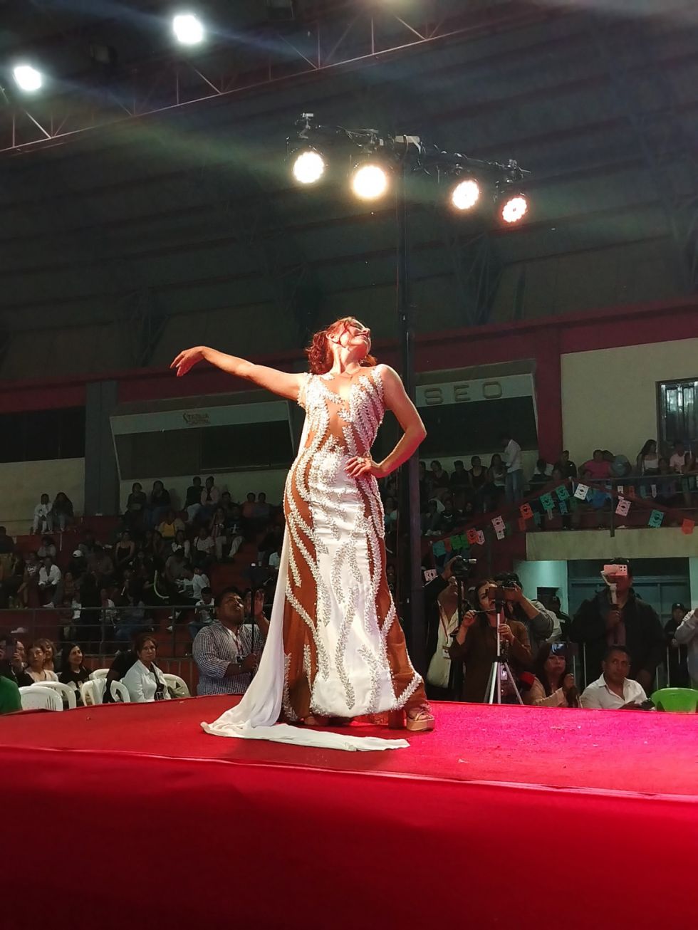 Gimena Galarza en vestido de gala
