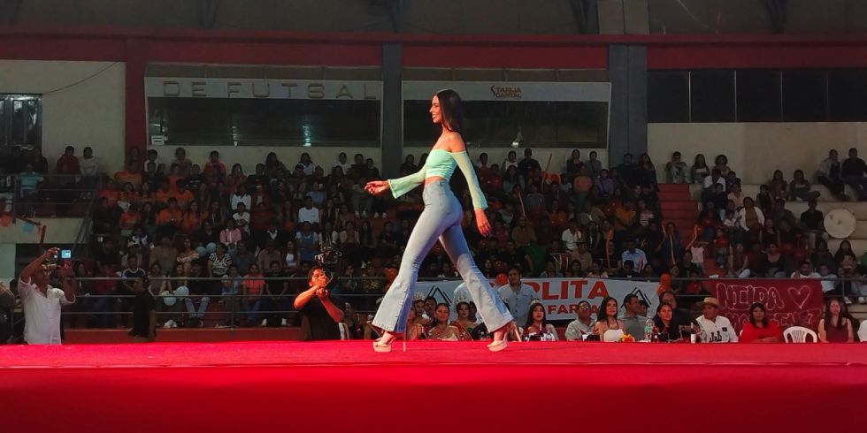 Katherine López Yépez transita la pasarela