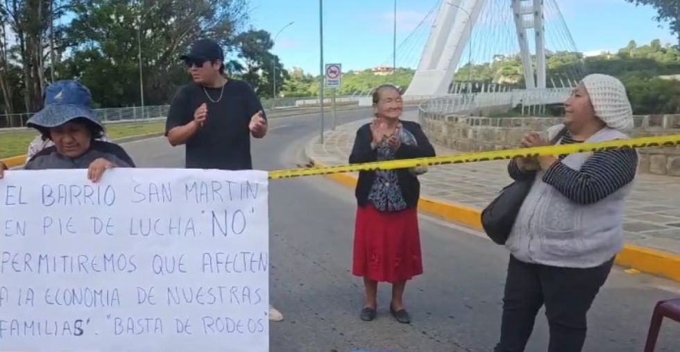 Bloquean puentes San Martín y 4 de Julio en rechazo al traslado de las oficinas de la DOT 
