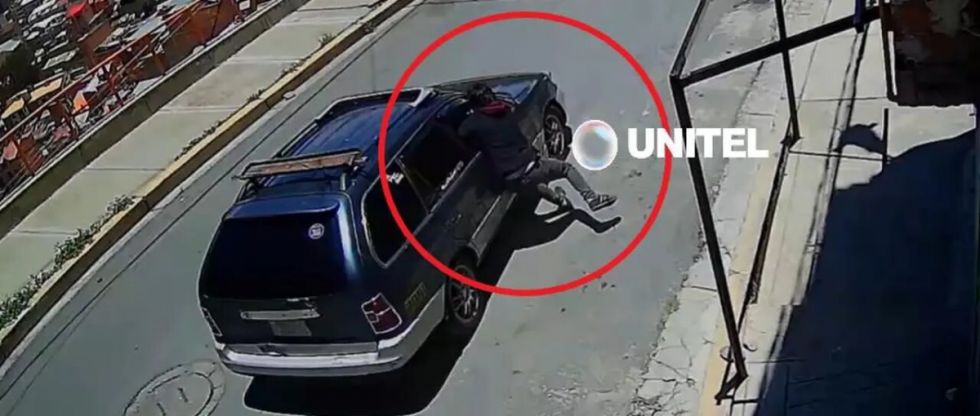 Un hombre es arrastrado por un vehículo que se daba a la fuga tras el robo de un celular