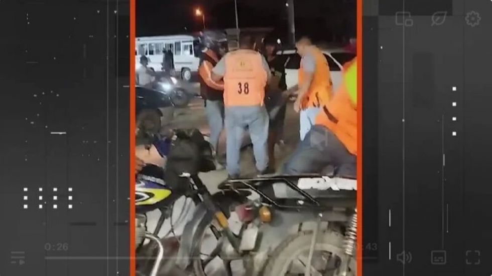 “Lo guasqueamos con su cinturón”: Motoqueros atraparon a un ladrón de celulares