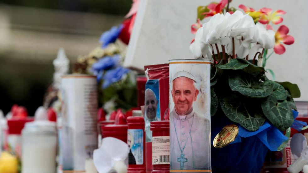 El papa está estable, no ha tenido ataques respiratorios