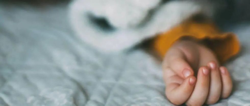 Investigan por infanticidio al padrastro que llevó a una niña de dos años sin vida a un hospital