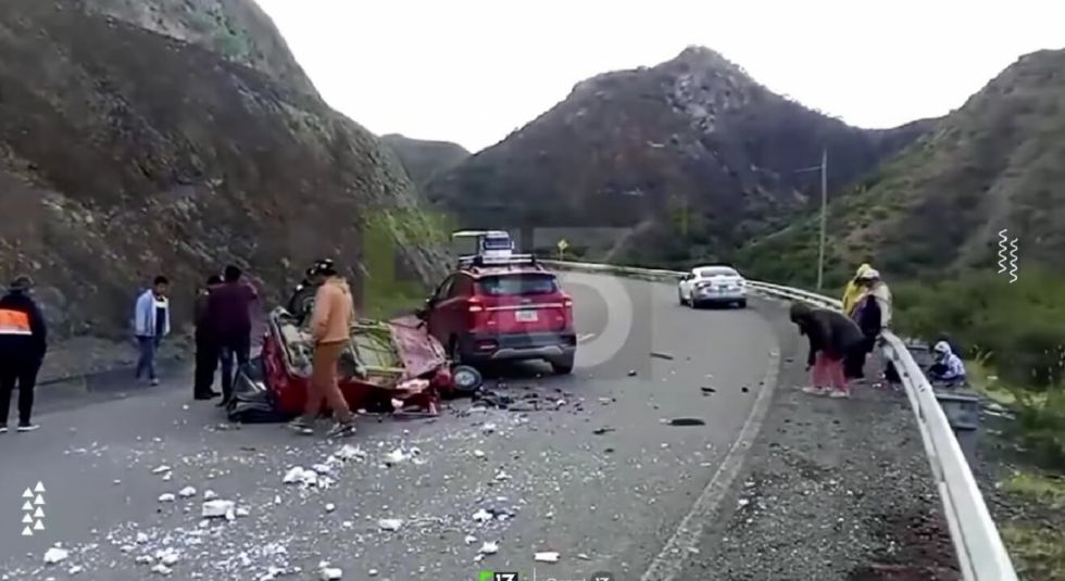 Reportan fuerte choque entre una vagoneta y un motocarro en Tupiza (Video)