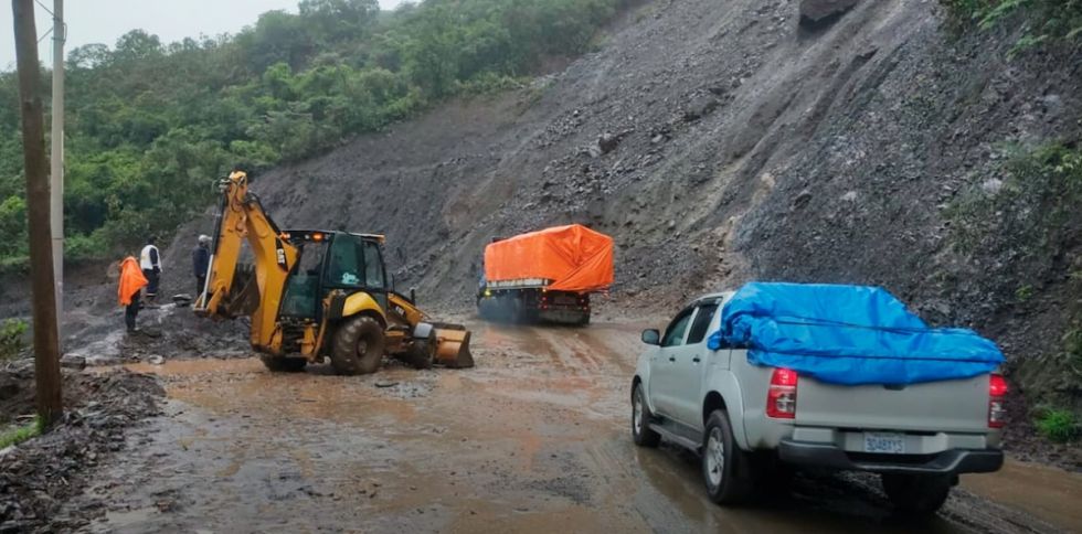 ABC cierra 5 tramos carreteros por pérdida de plataforma y socavación 
