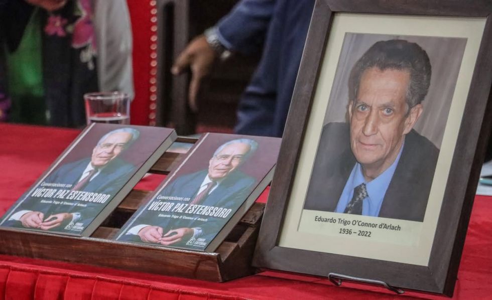 El libro y la imagen del autor