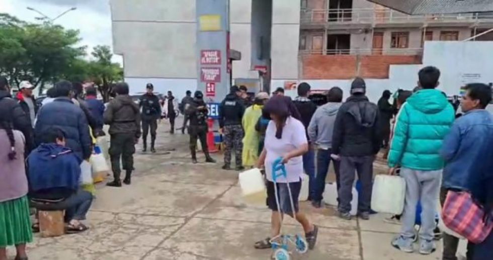 Tarija: Despliegan policías en las estaciones de servicio para evitar el desorden y peleas