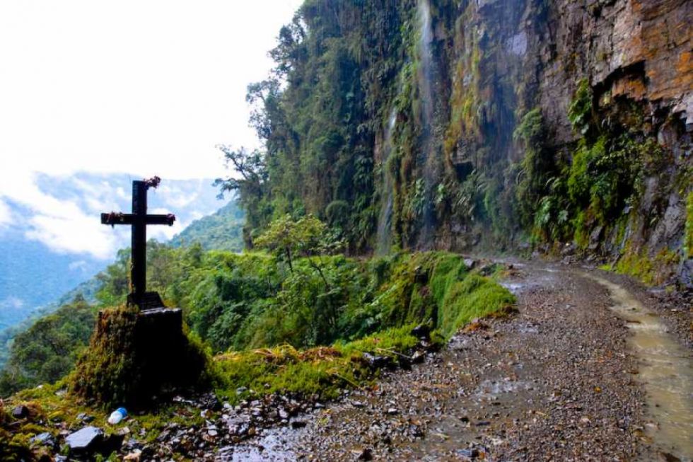 Turista extranjero cae a un barranco cuando estaba en una moto
