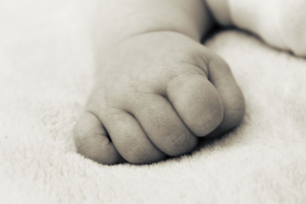 Una bebé muere aplastada por su madre