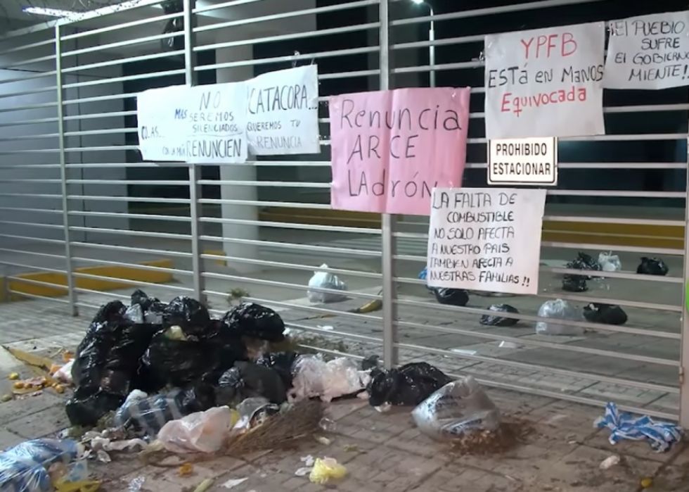 Protesta en Santa Cruz termina con basura dejada en el frontis de YPFB