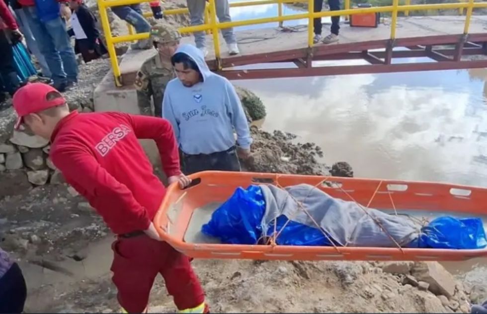 Rescatan el cuerpo del menor que cayó a un canal 
