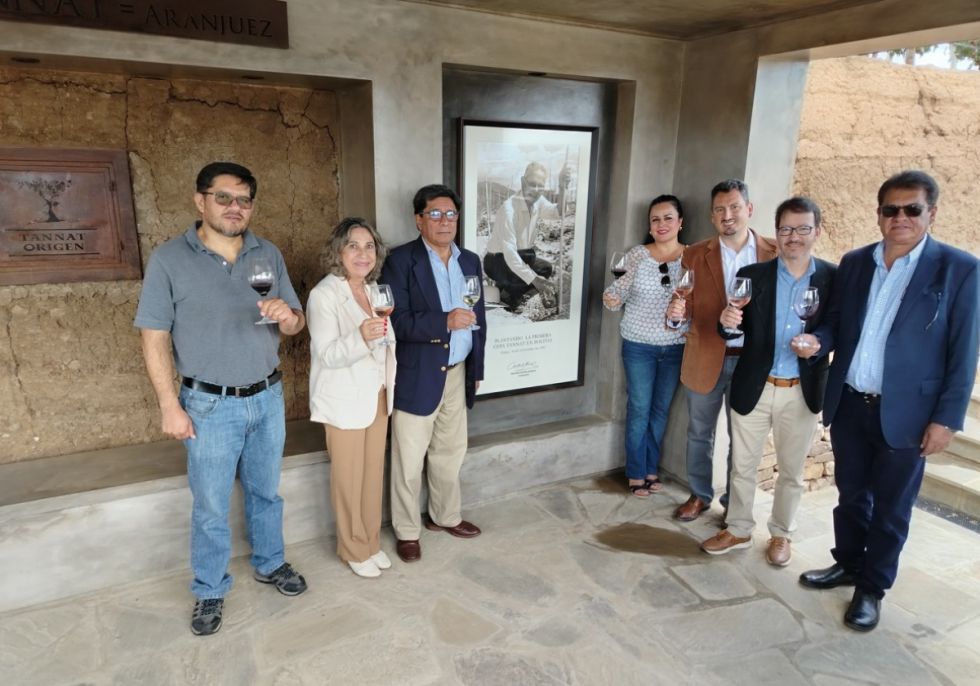 Calabi, Zamora, Porcel, Aguirre, Hoyos, Lema y Rivera junto al retrato de Don Milton Castellanos