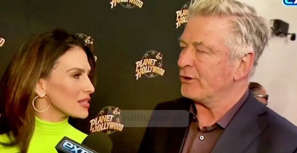 "Cuando yo hablo, tú no hablas": El tenso momento entre Alec Baldwin y su esposa en una entrevista (Video)