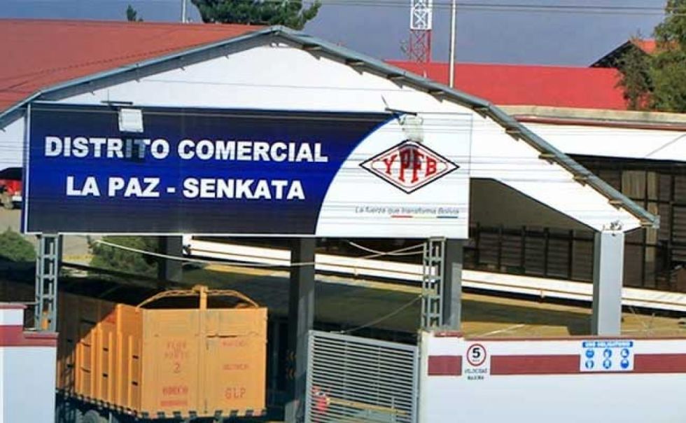YPFB niega despachado de combustible con agua