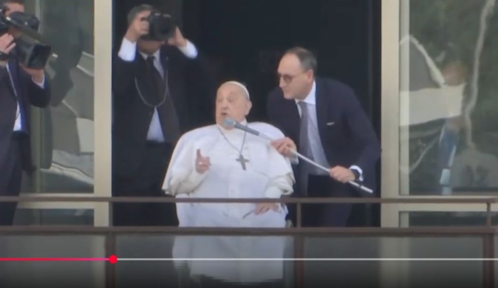 (Video) El papa Francisco saluda y bendice a los fieles antes de dirigirse a su residencia en Santa Marta