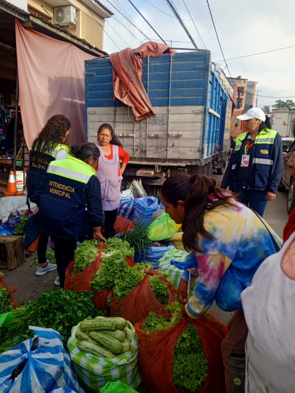 Pese a operativos, comercios burlan control y suben precios