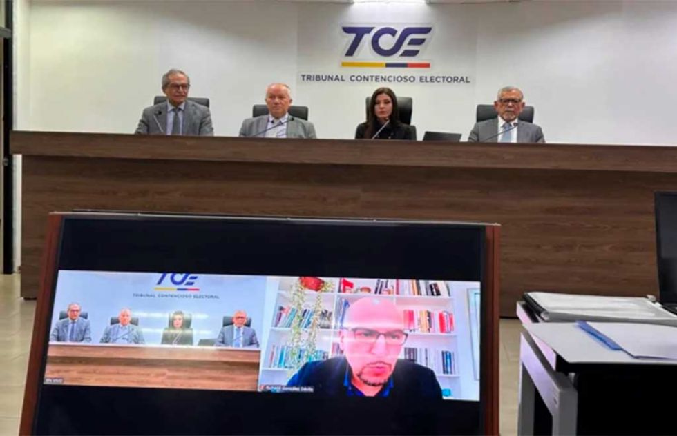 Tribunal de Ecuador ratifica suspensión de derechos de Abad