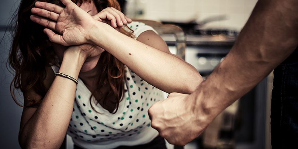 Agredió a su pareja en vía pública