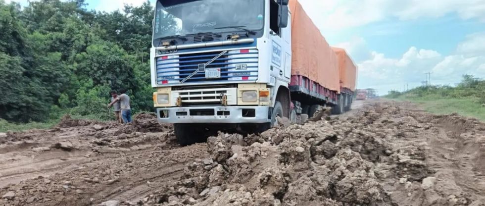 Transportistas cruceños al ministro Montaño: “Eres bueno para hablar de bloqueos, pero una lágrima tus carreteras”