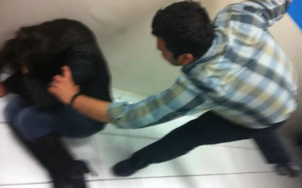 Pateó a su esposa en el rostro y cabeza