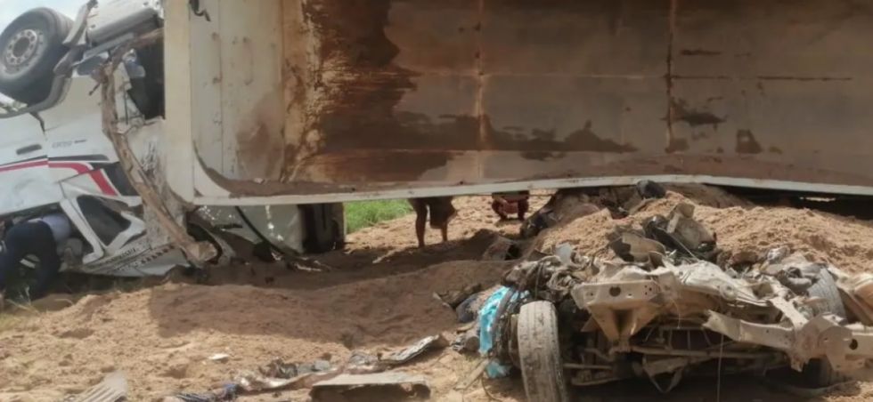 Tragedia en San Julián: Al menos 10 muertos por el choque entre una volqueta y un minibús 
