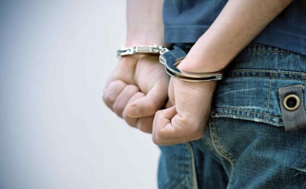 Un menor de 14 de años degolló a su madre, dijo que “algo ingresó a su cuerpo” 