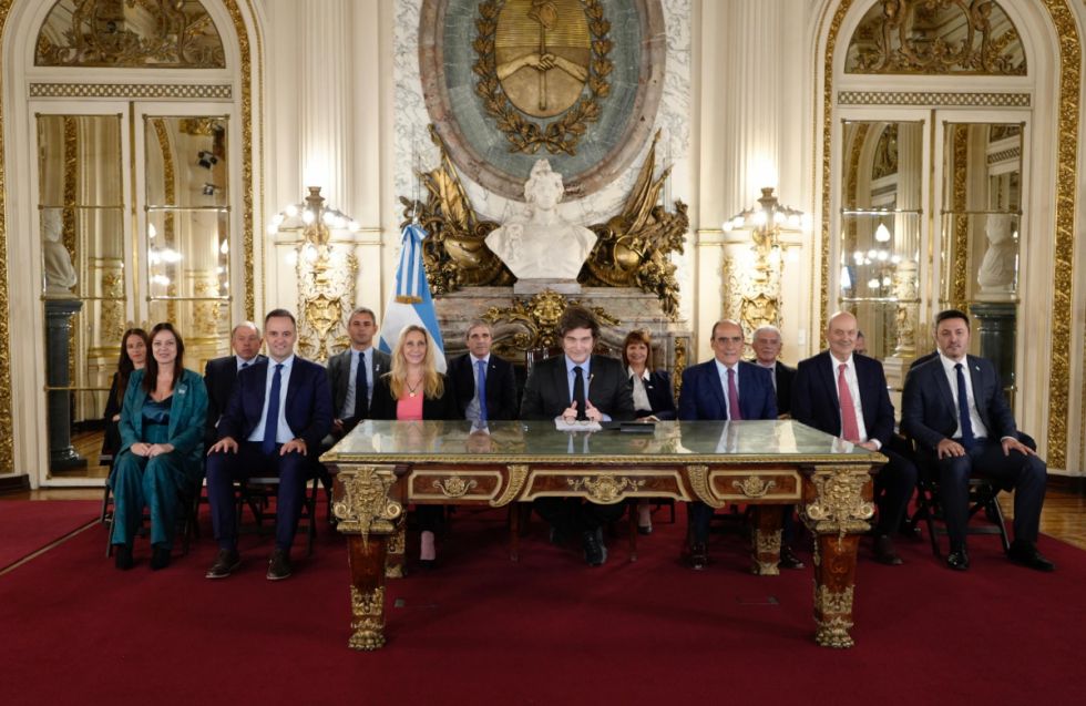 El Gobierno de Milei negó que se dé una "devaluación encubierta"