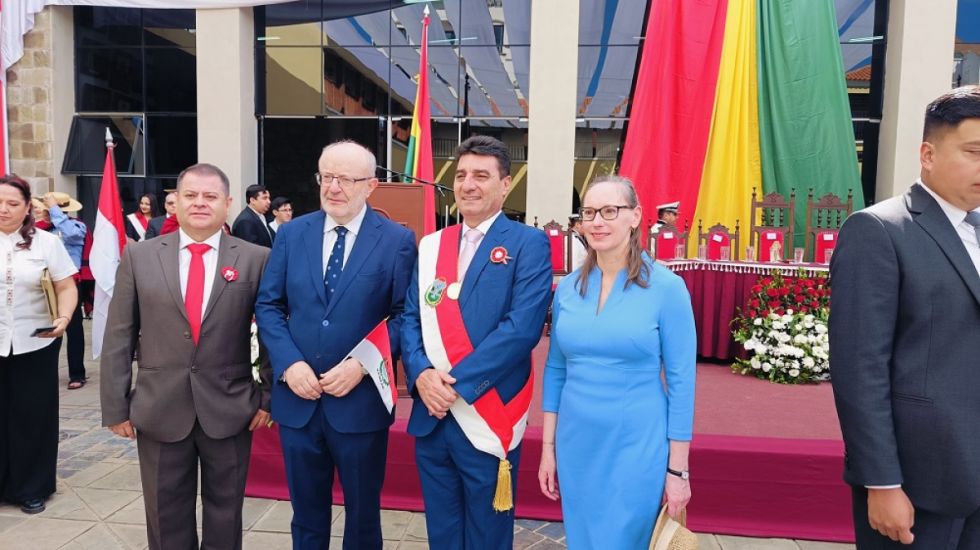 Autoridades junto al embajador del España, Fernando García 