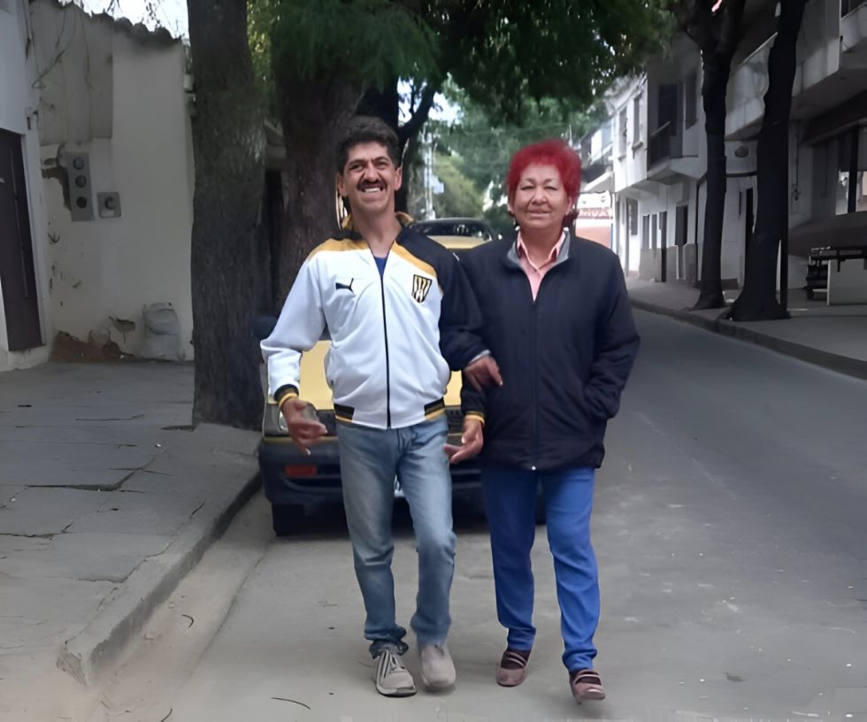 Janeth camina del brazo de su hijo Rodolfo, en la ciudad de Tarija. Foto: Yobana Knaudt