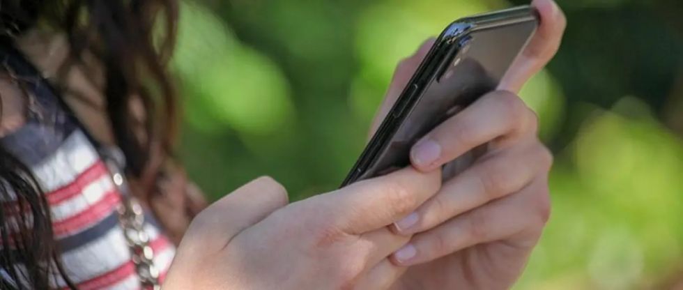 Madre denuncia a un profesor tras descubrir que le ofreció matrimonio a su hija de 12 años