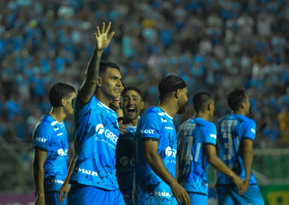 Blooming vence a Independiente   con golazos en pésimo arbitraje