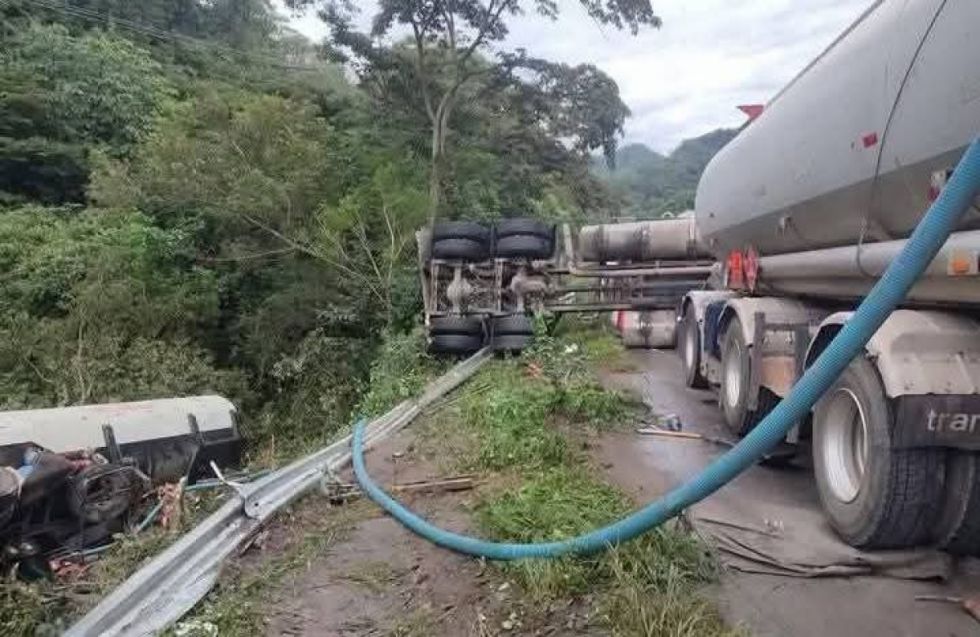 Ruta 9: Reportan vuelco de cisterna cargada de combustible 