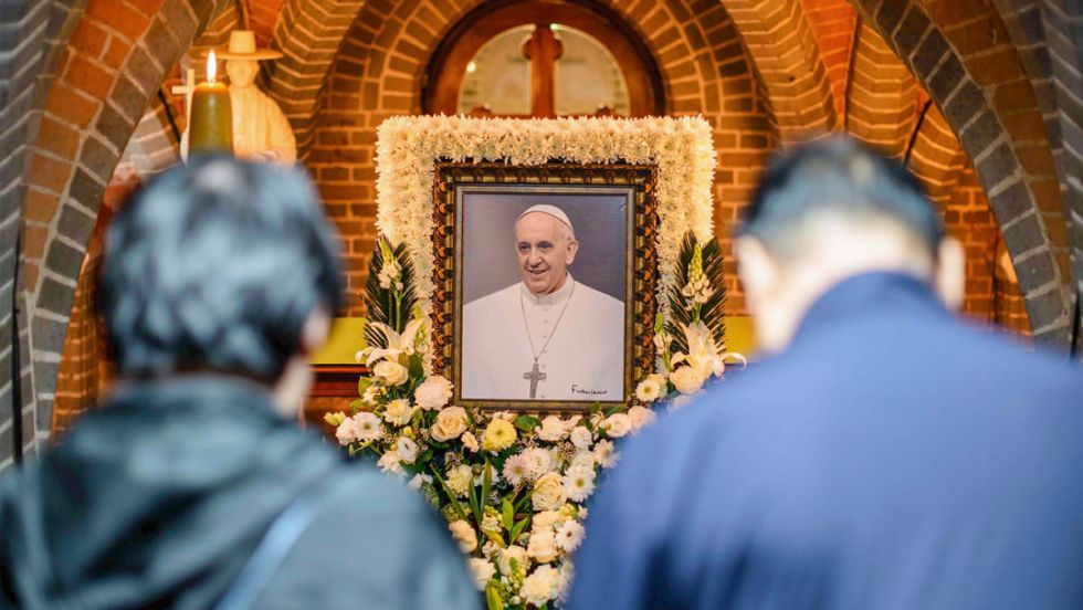 El Vaticano difunde las primeras fotos del papa Francisco en su ataúd